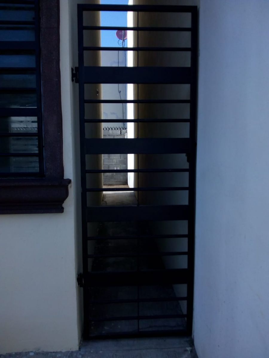 3 de 15: Pasillo lateral con reja