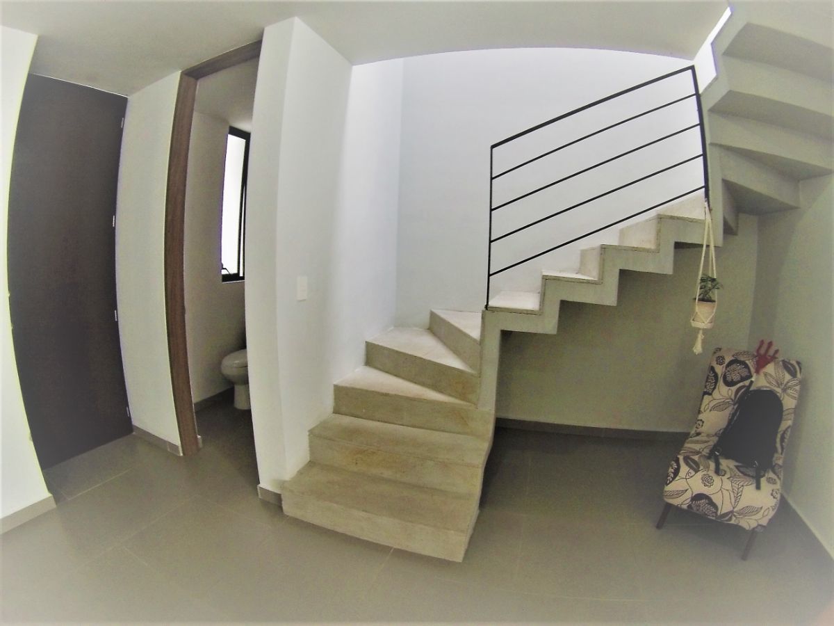 4 de 29: Escalera con Iluminanción Natural