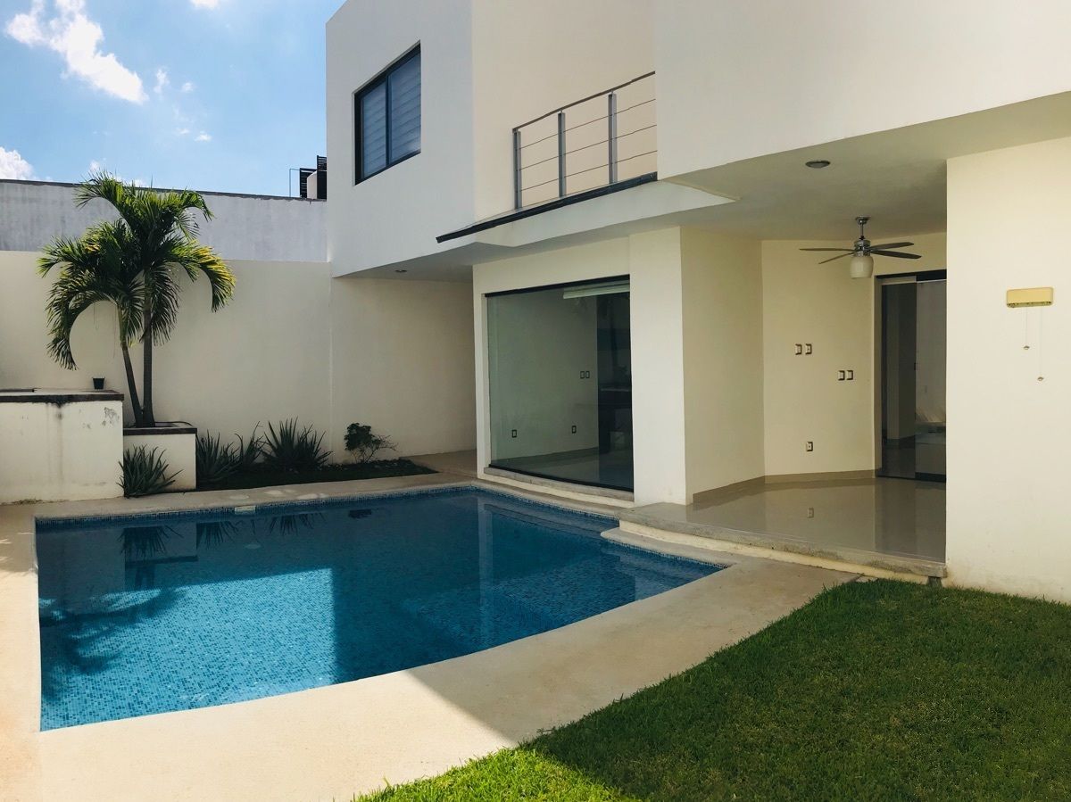 Casa en venta en El Pedregal por Club Campestre, con alberca. | EasyBroker