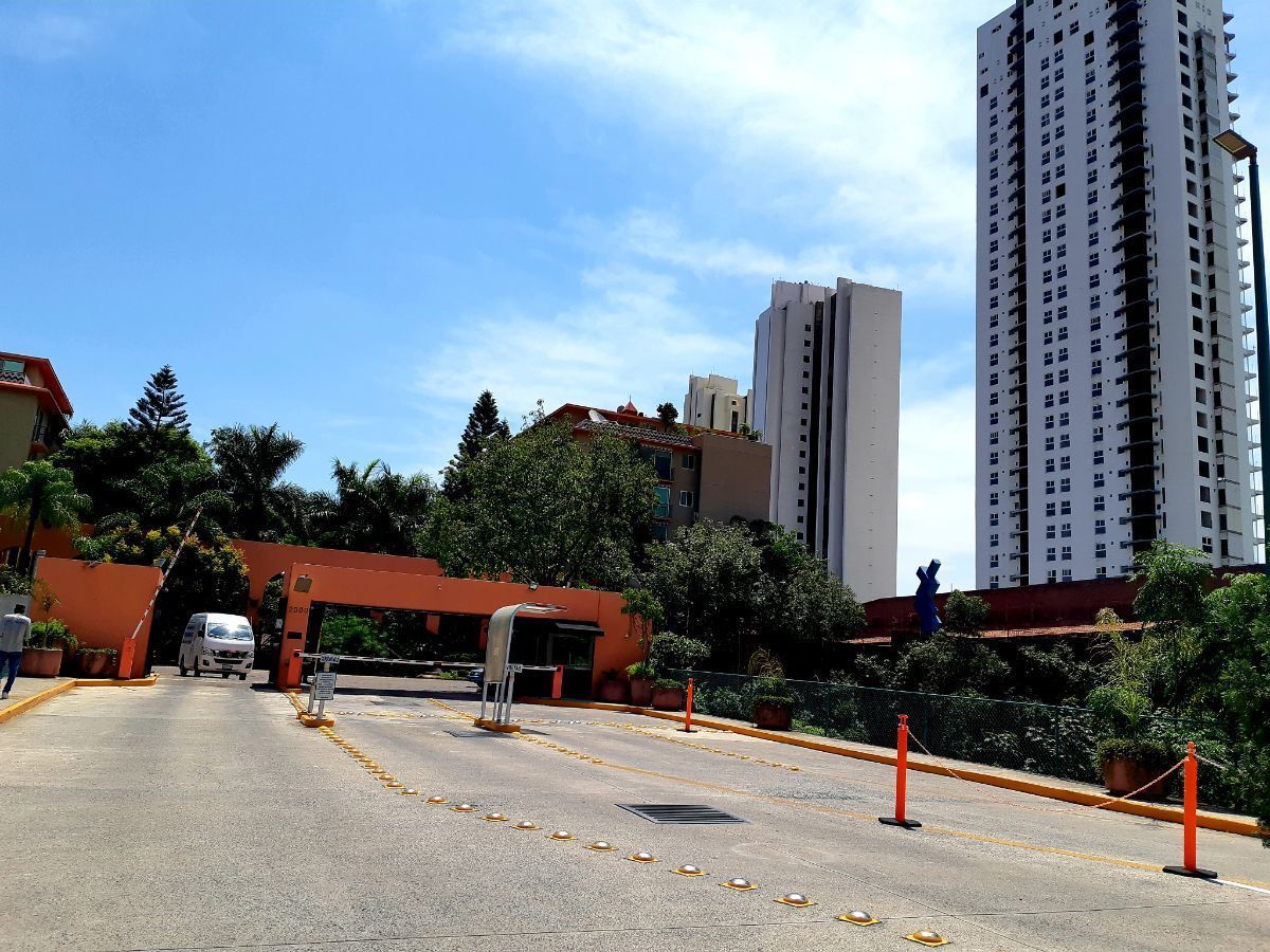 1 de 46: Ingreso con vigilancia 24 horas con acceso controlado. 

