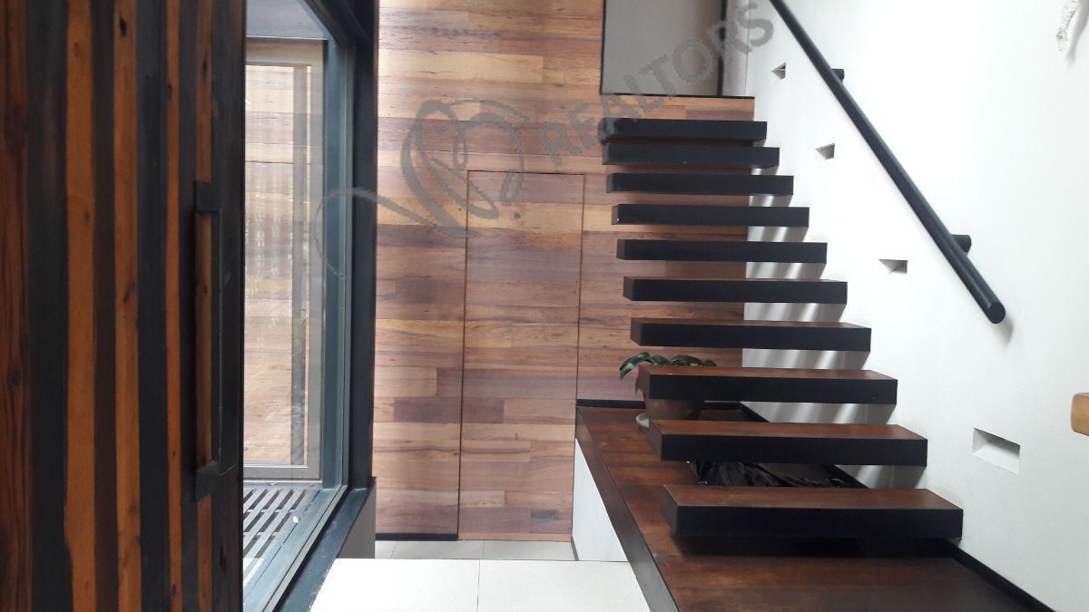 28 of 42: Entrada Principal.
escalera de acceso a recámaras