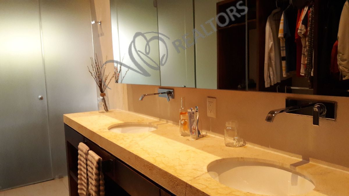 38 of 42: Baño recámara principal