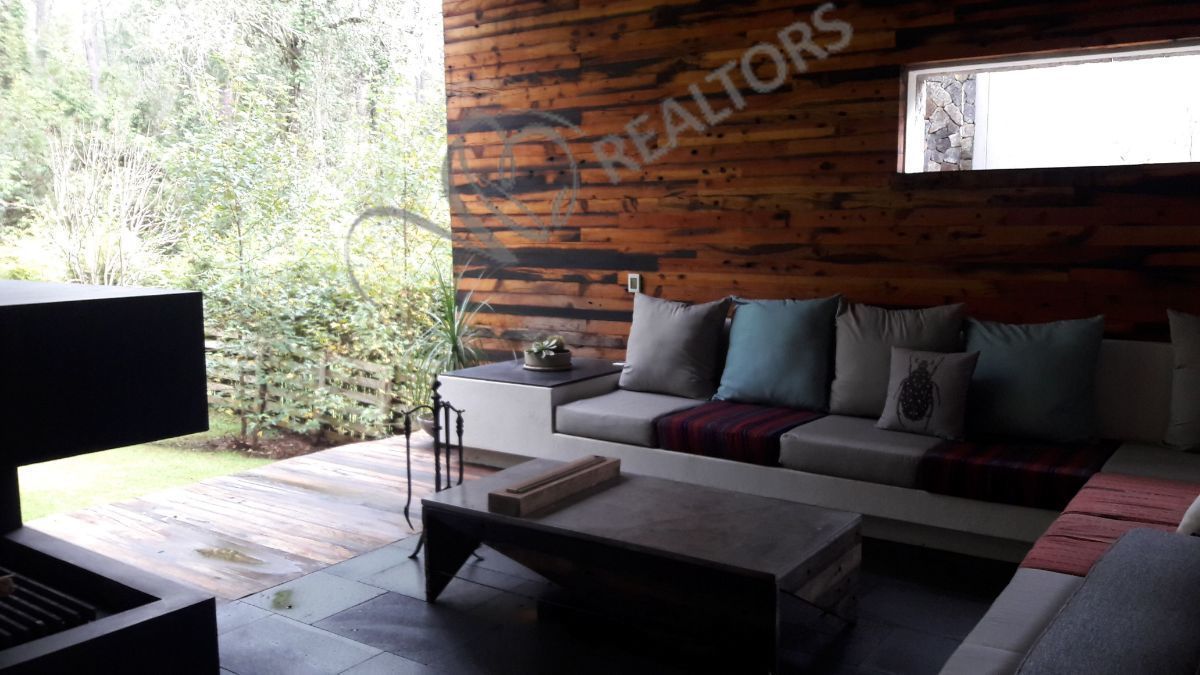 8 of 42: Terraza, con muros recubiertos con madera de 