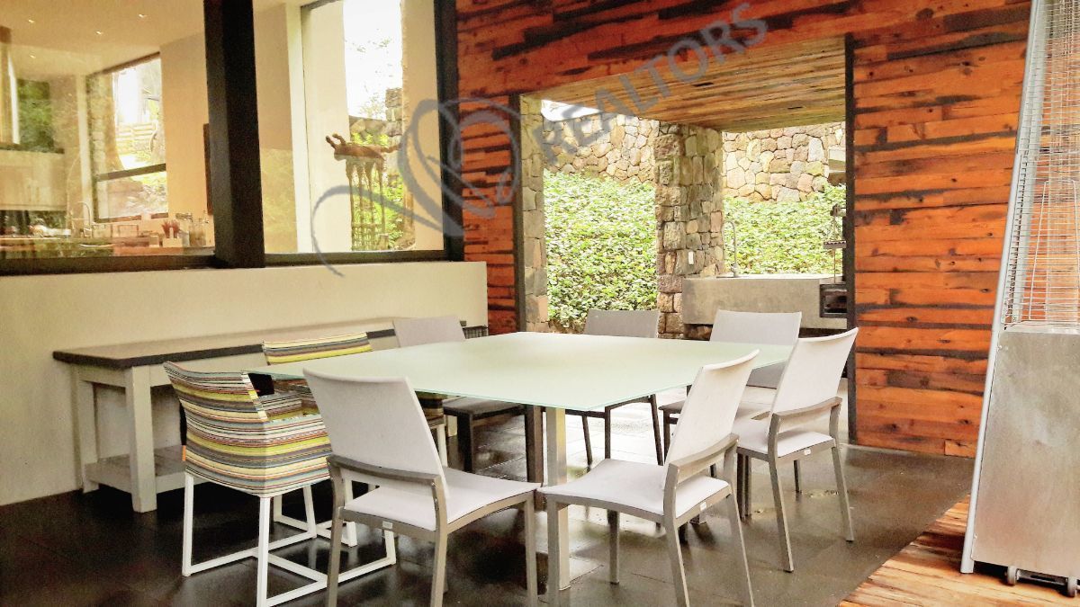 11 of 42: Comedor exterior y área para asados