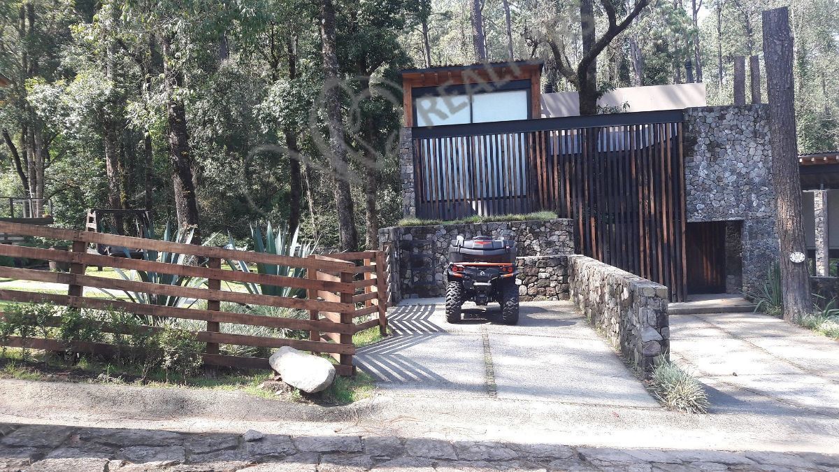 41 of 42: Fachada principal, garages