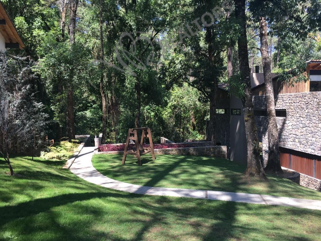 39 of 42: Jardín frente y lateral