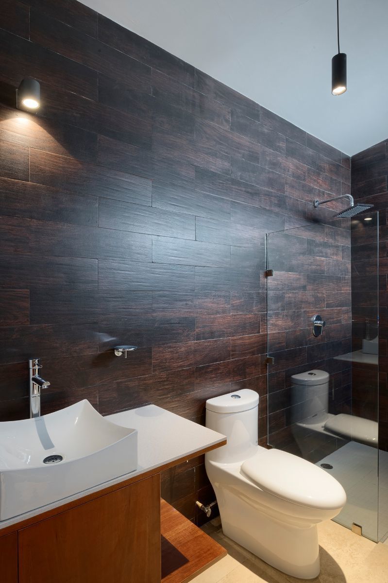 11 de 12: Accesorios y llaves de baño marca Helvex