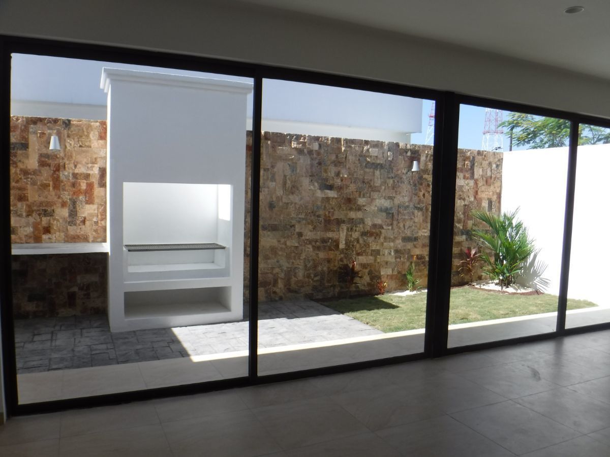 7 de 12: Jardín posterior con asador 