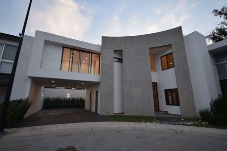 Casa de Lujo con Alberca en Zapopan Mítica Zona Solares