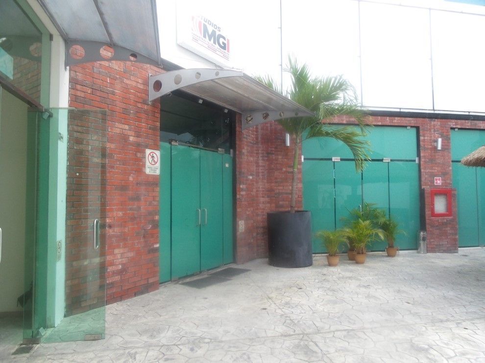 5 de 14: Fachada frente Local