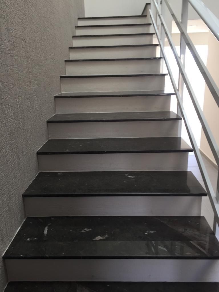 5 de 45: escalera de màrmol y pasamanos metàlico