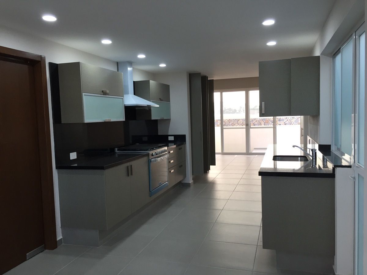 2 de 45: Cocina vista desde el antecomedor y al fondo el jardin
