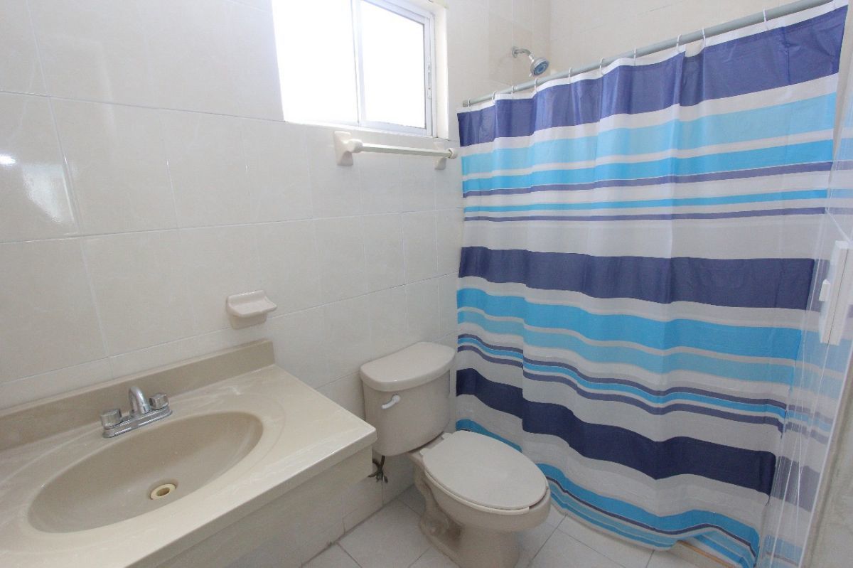 16 de 16: baño completo, planta alta.