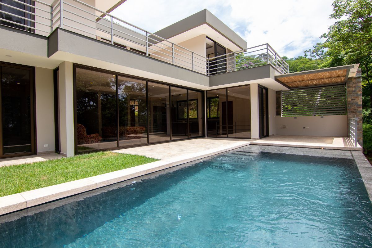 1 de 23: Front of the house with infinity pool