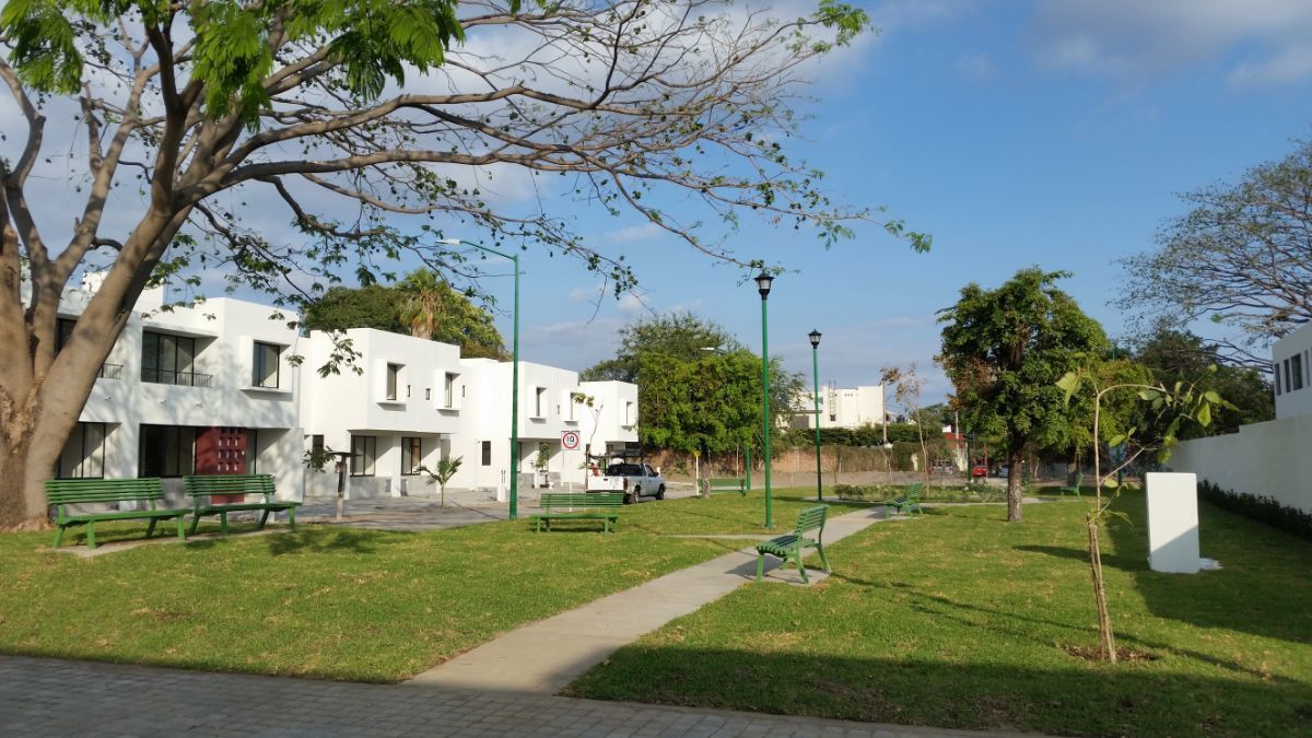 1 de 15: AREA VERDE CON JUEGOS INFANTILES