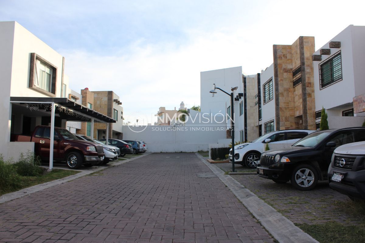 4 de 50: Conjunto cerrado con 10 casas y calle adoquinada