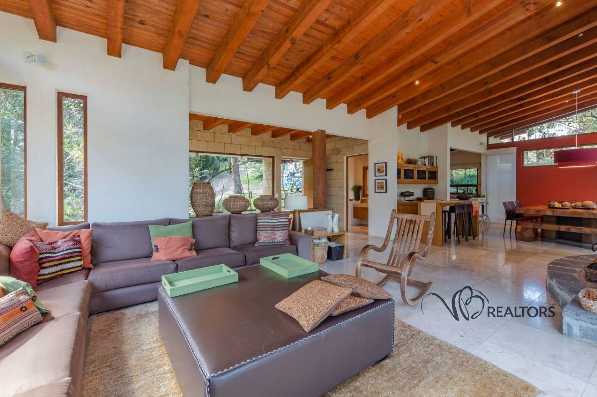 9 de 29: Sala con chimenea