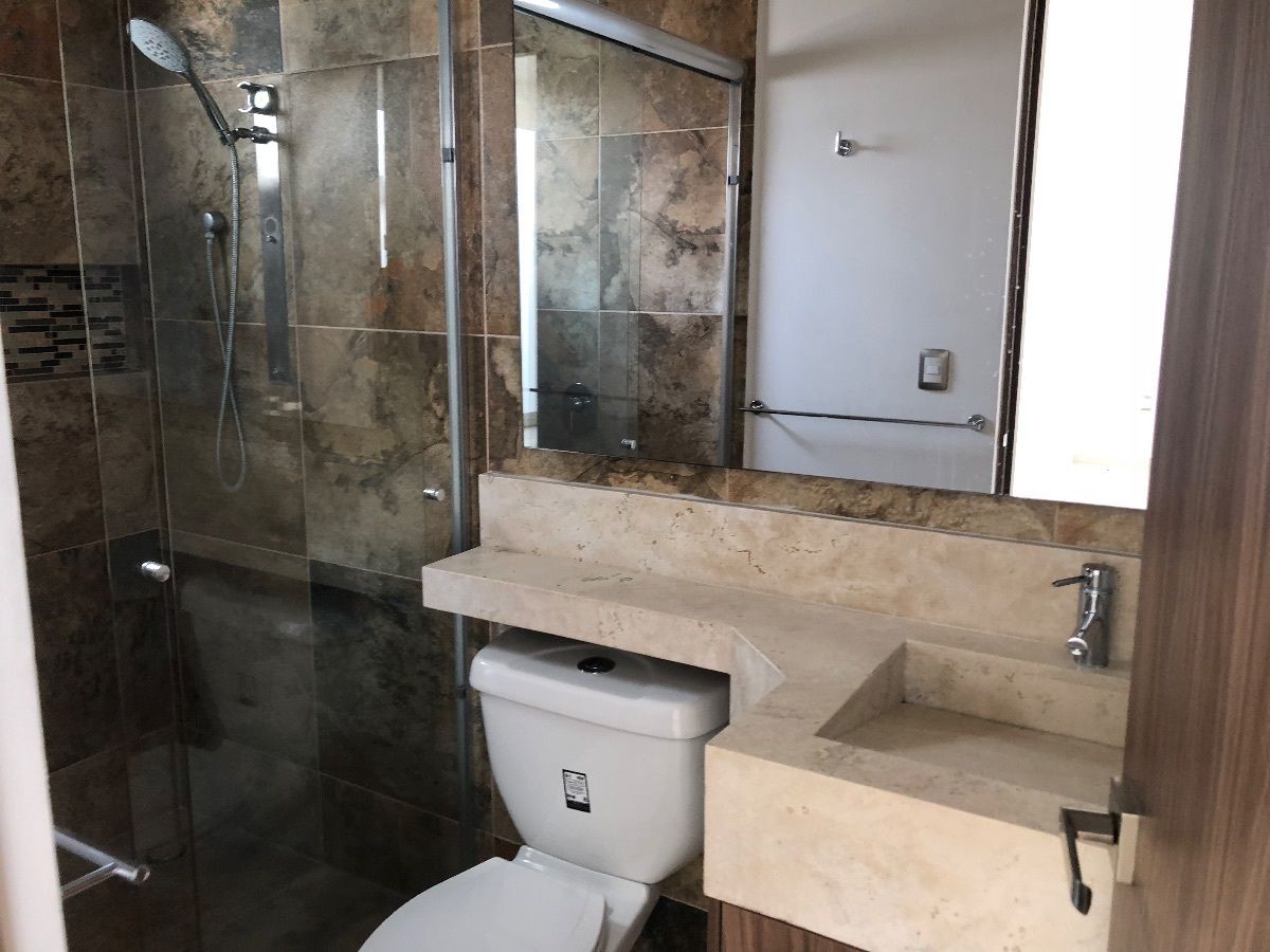 5 of 23: Baño completo en Planta Baja