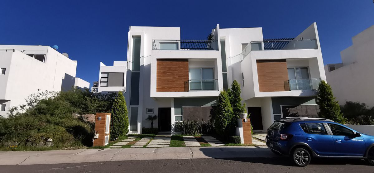 1 of 23: Fachada