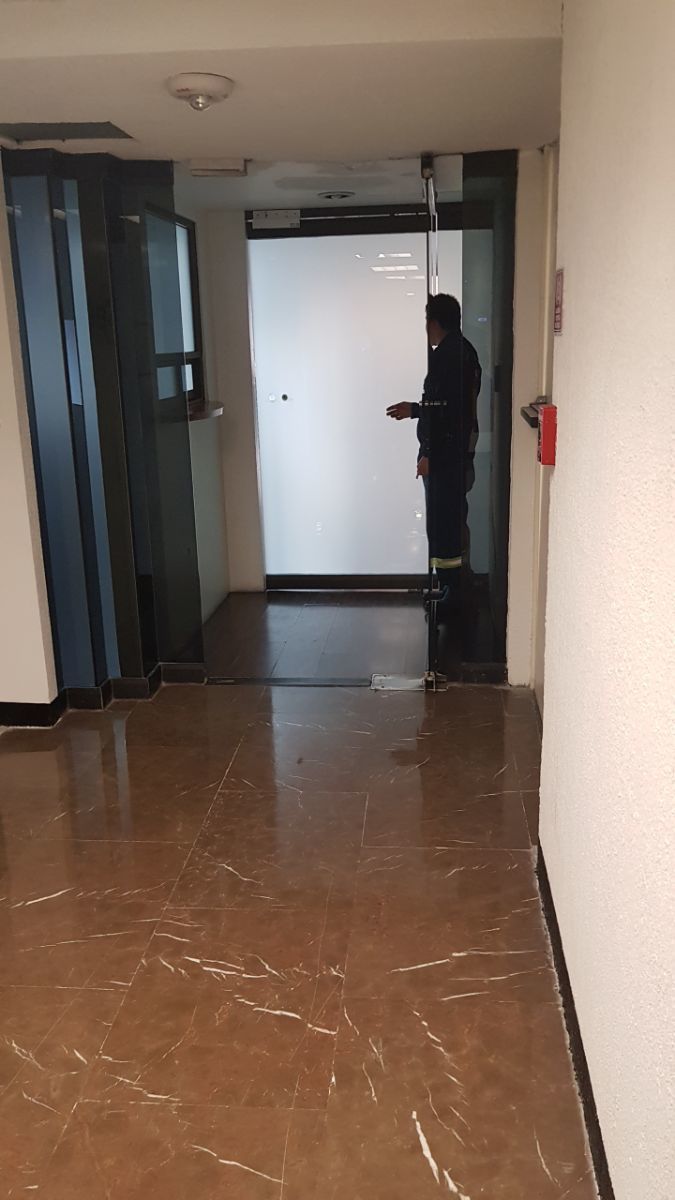 8 de 29: Entrada a la oficina