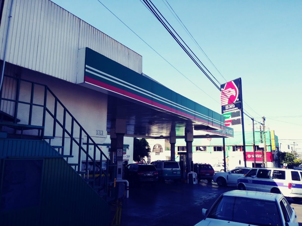 8 de 15: Gasolinera Pemex en esquina de Calle 4ta