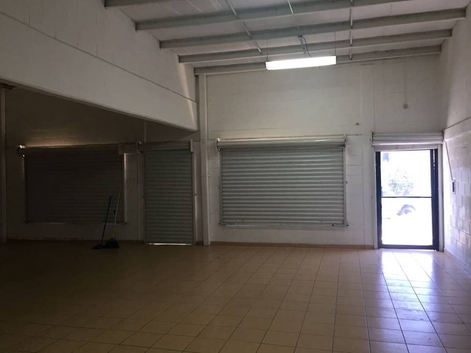 5 de 9: LOCAL POR DENTRO CON CORTINAS CERRADAS