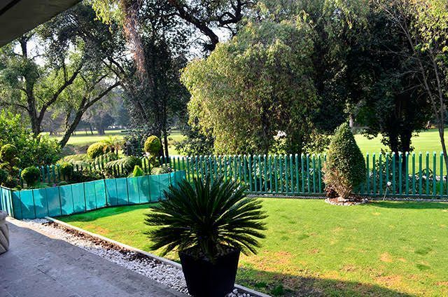 14 de 28: Jardin privado con cerca y vista al green