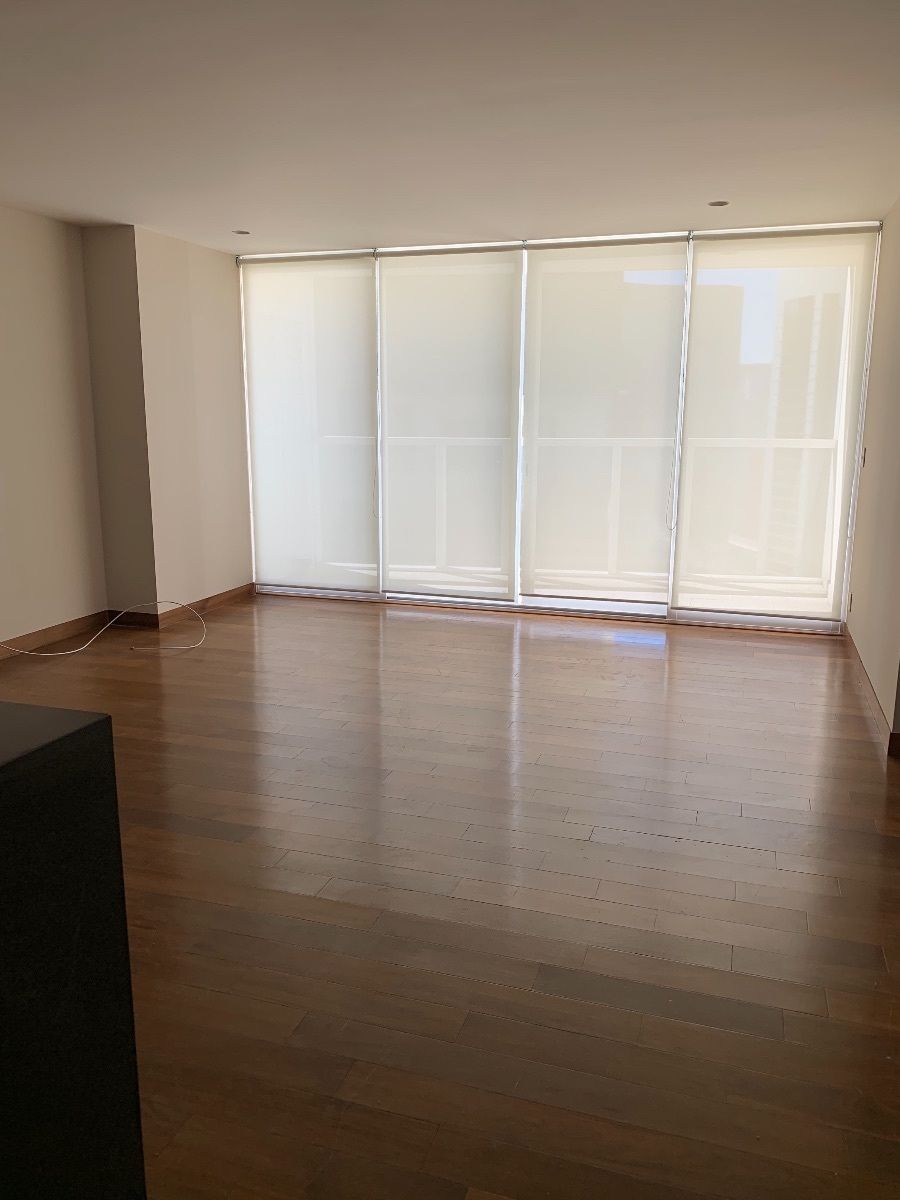 2 de 12: Gran espacio para sala/ comedor bien iluminado