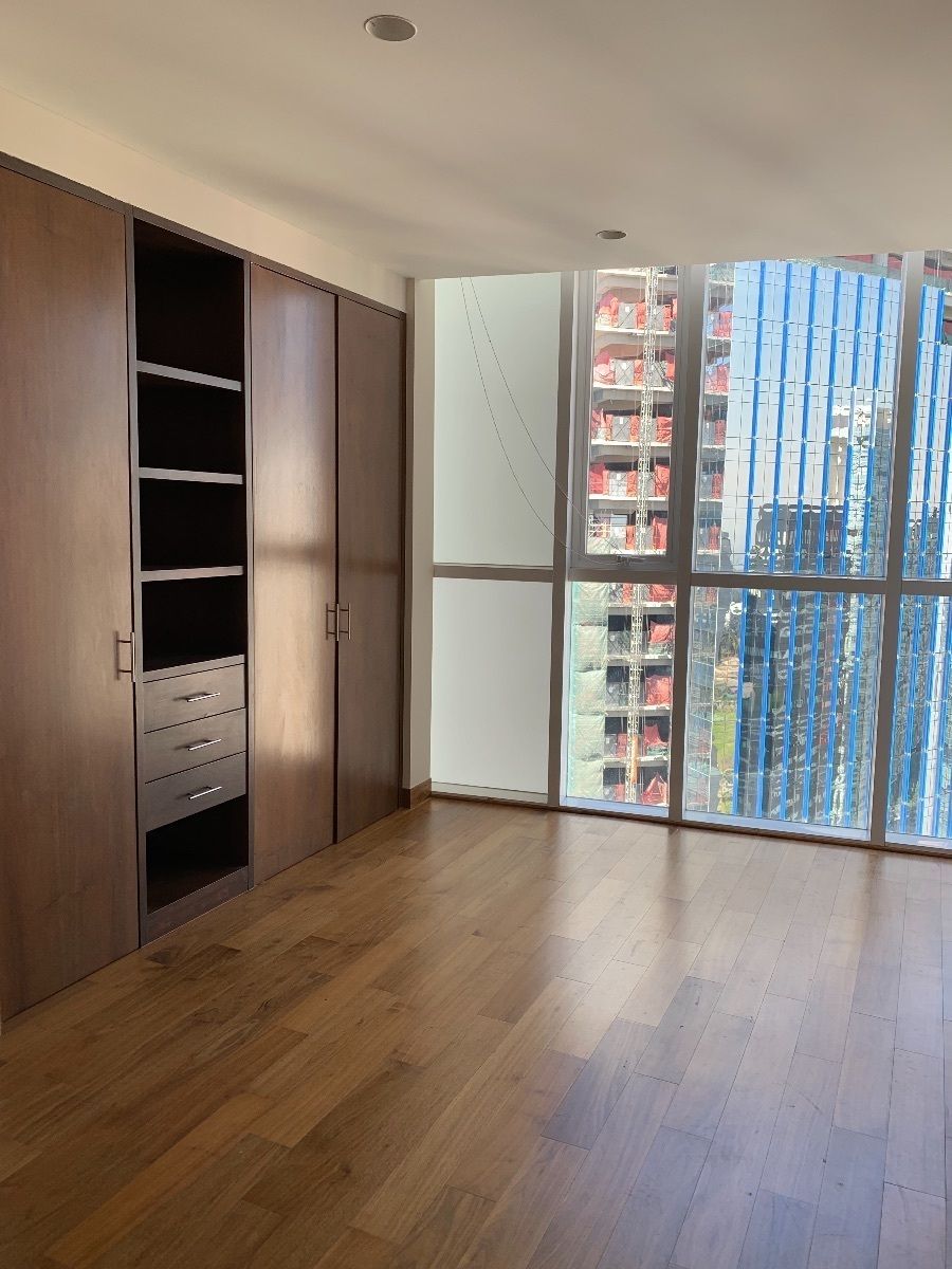 4 de 12: Gran espacio para recámara con closets