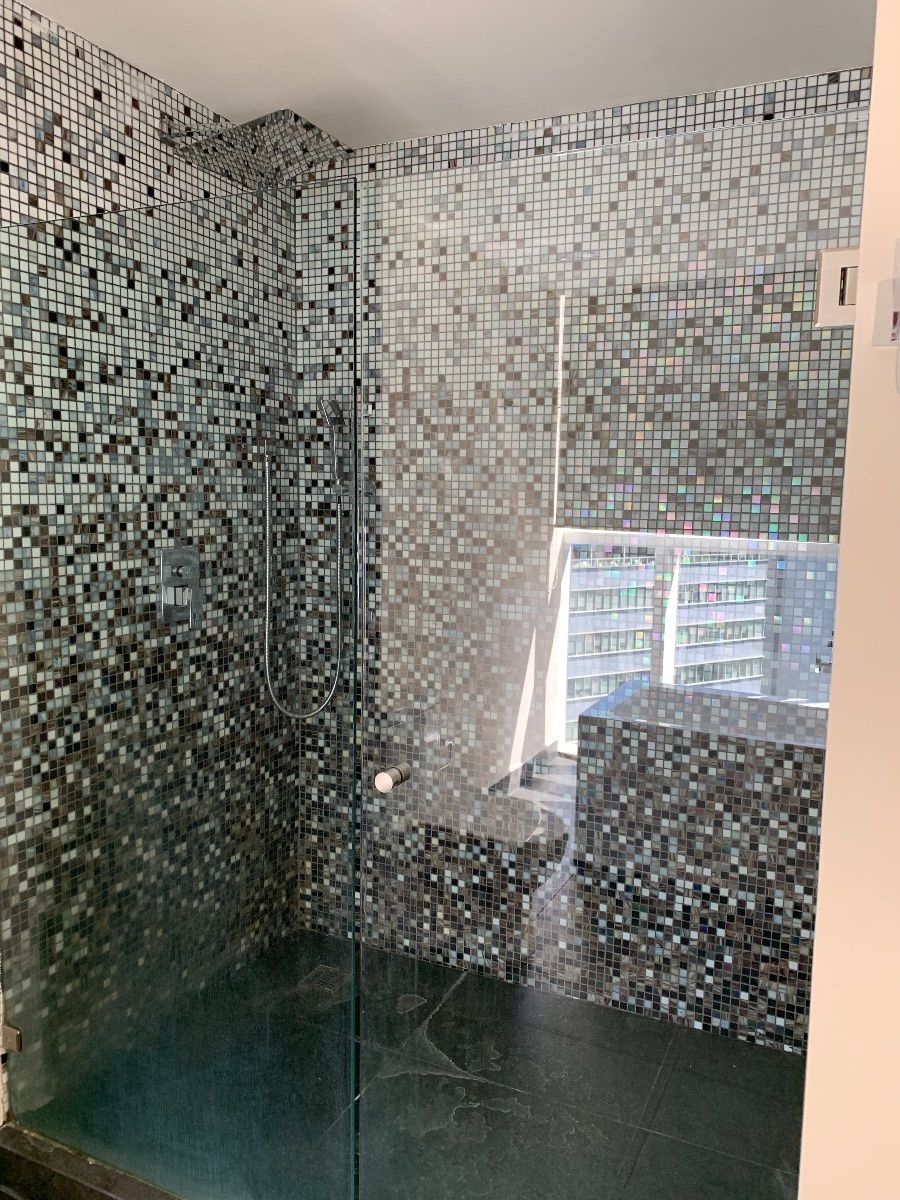 8 de 12: Regadera en baño