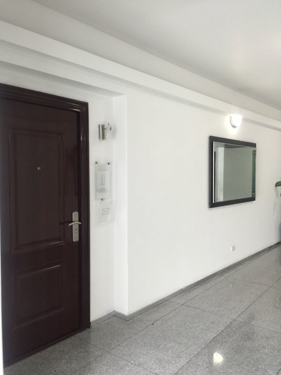 11 de 28: Puerta de seguridad departamento 