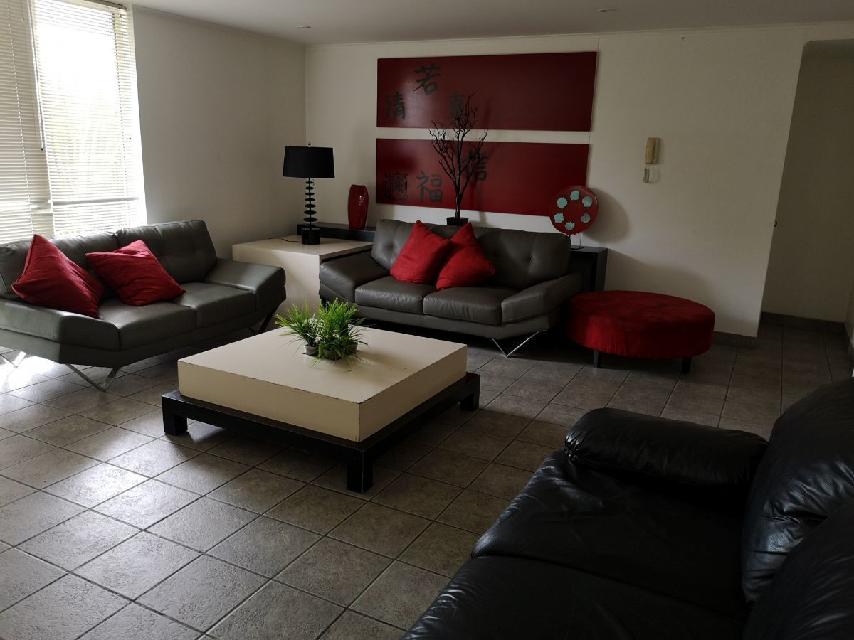 5 de 14: Sala multiuso,equipada con bar y living