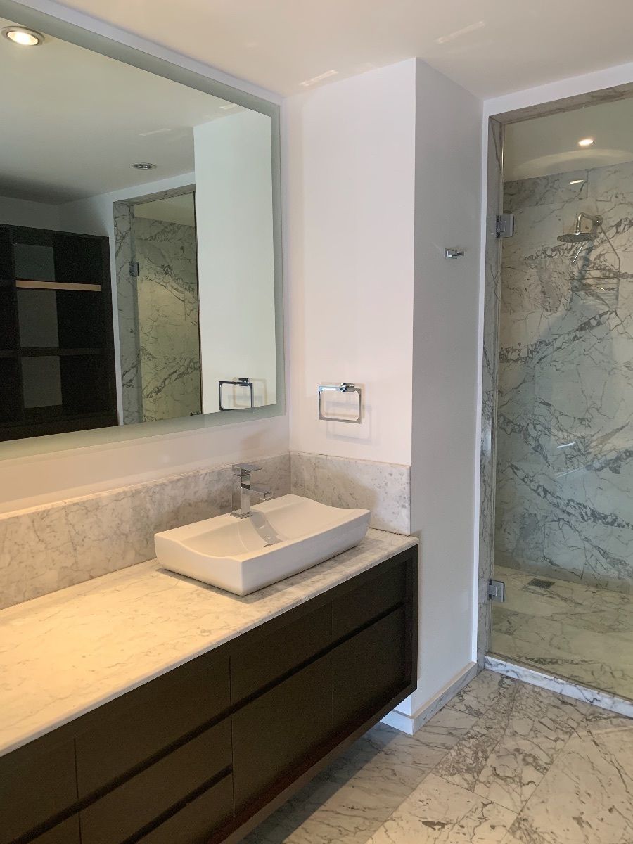 7 de 18: Gran baño equipado con closet integrado