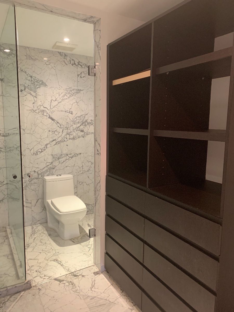 6 de 18: Gran baño equipado con closet integrado