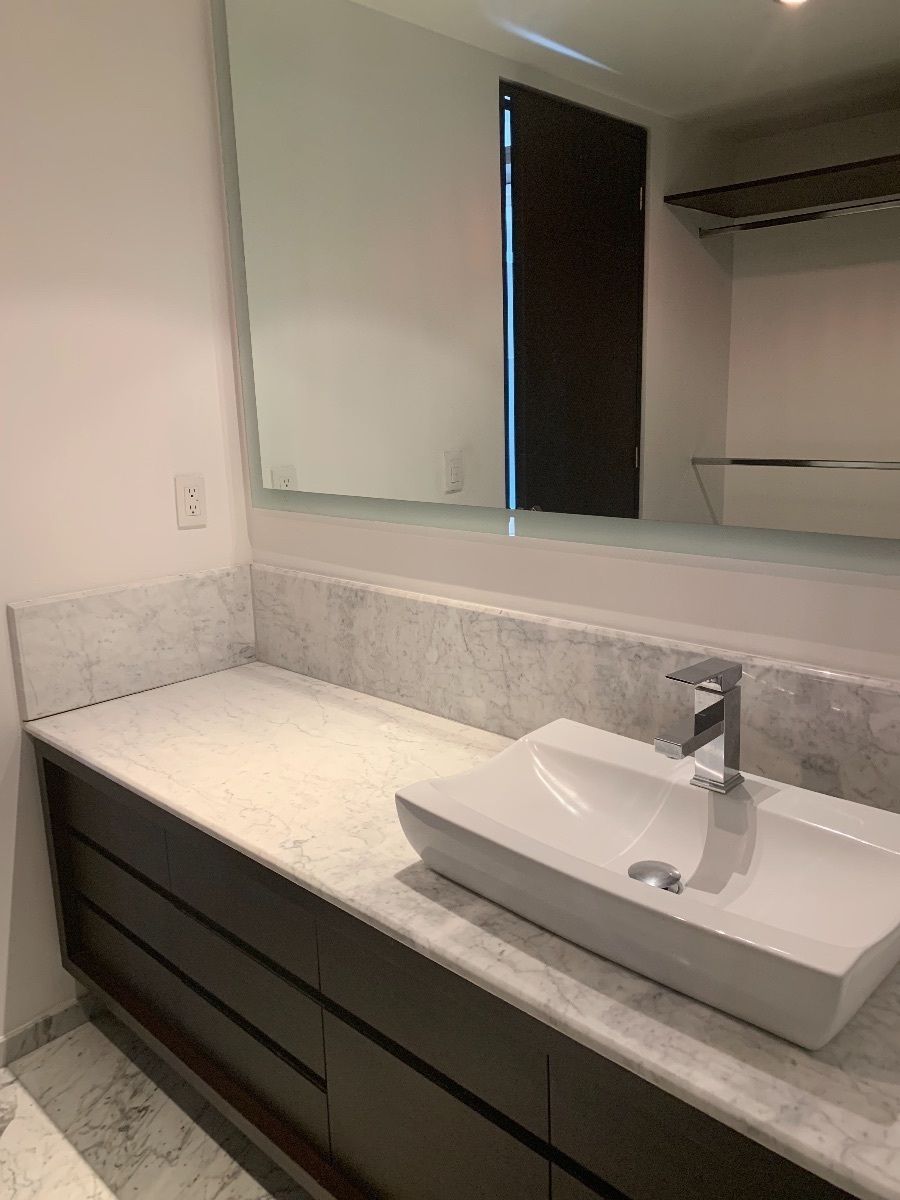 8 de 18: Gran baño equipado con closet integrado