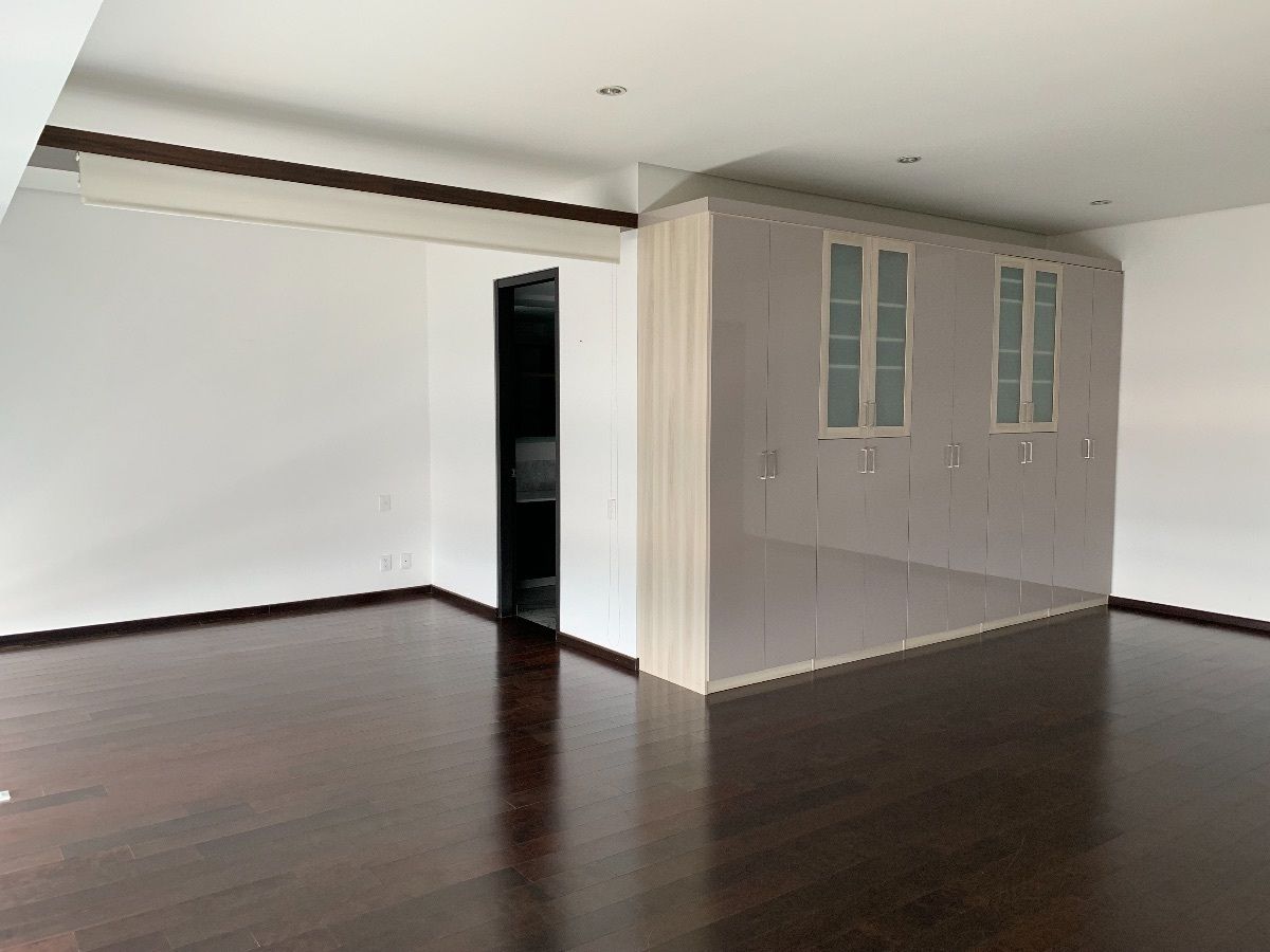 4 de 18: Gran espacio para sala/comedor con vista al parque