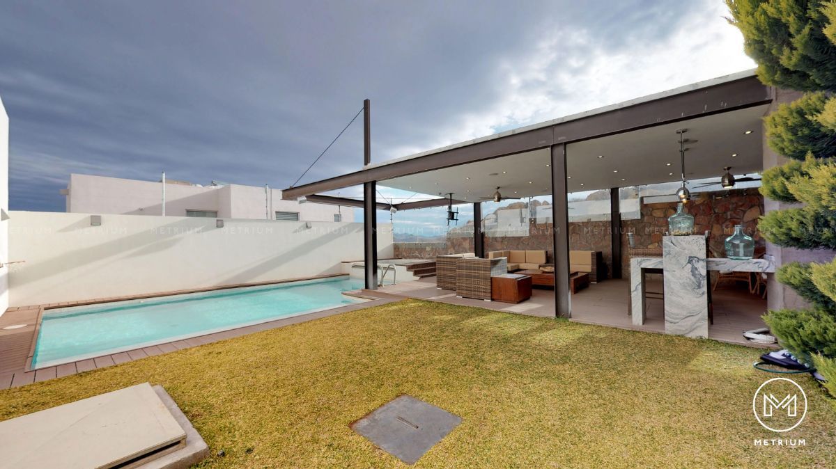 25 de 27: Patio con alberca