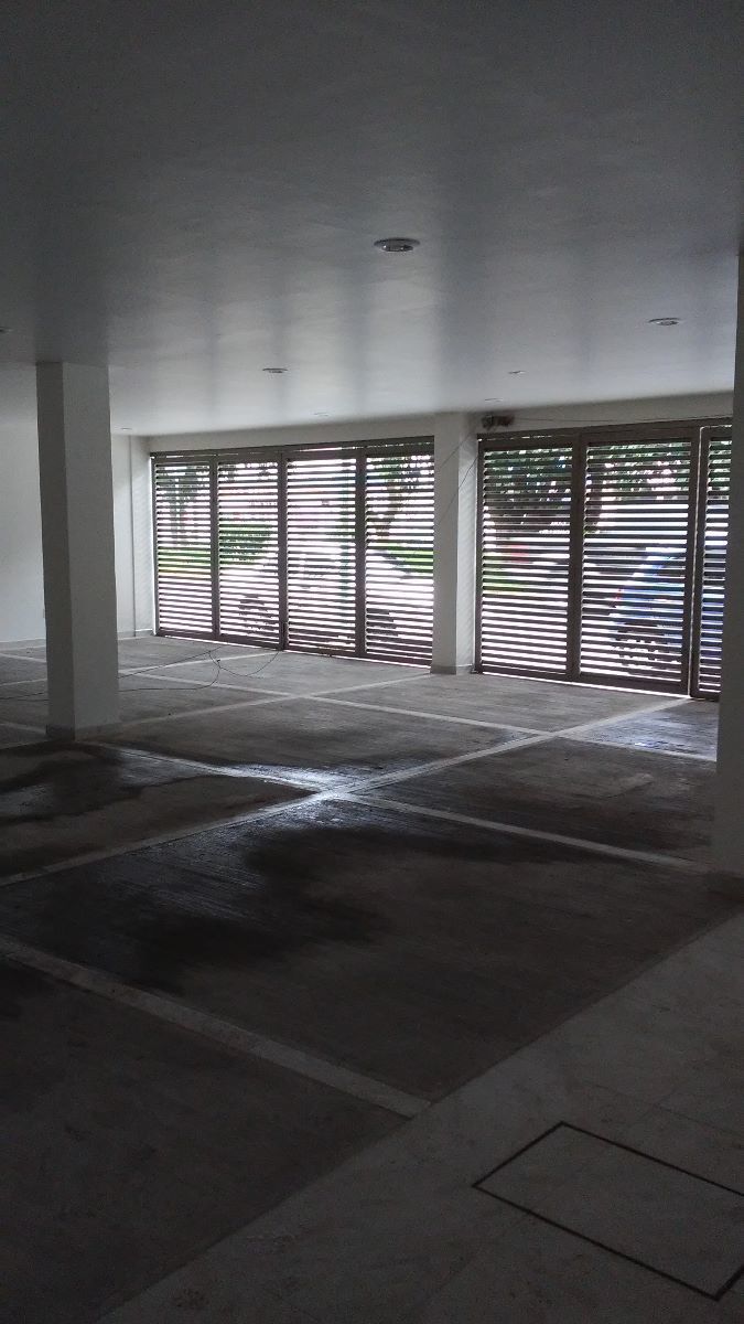 10 de 11: 2 estacionamientos en línea y con portón eléctrico