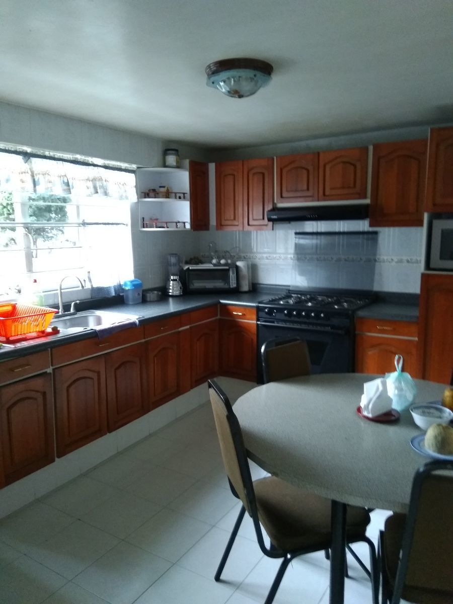 3 de 10: Cocina integral, muy funcional amplios anaqueles, madera