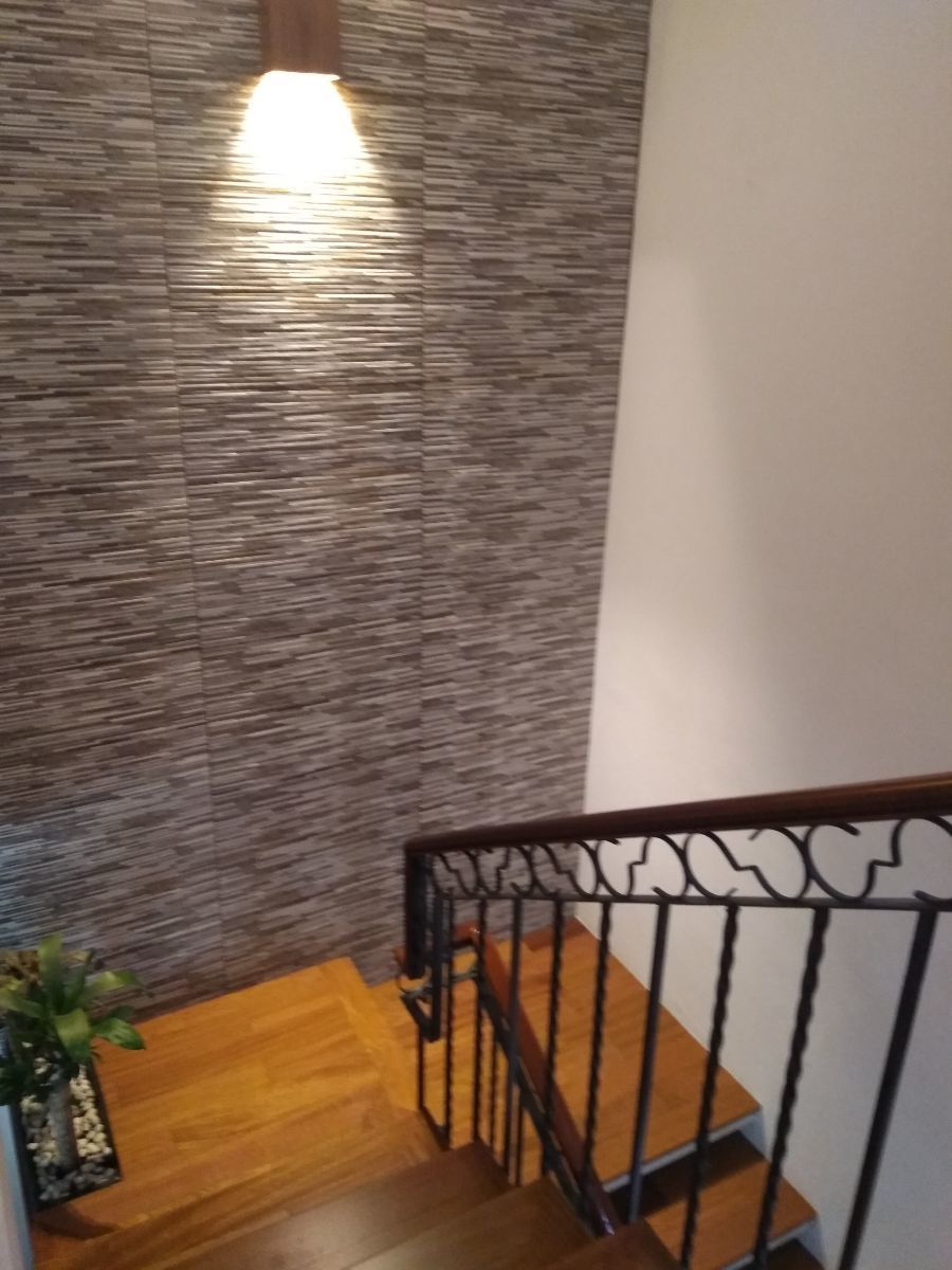 4 de 10: Escalera en madera, muro modernista, barandal acero.