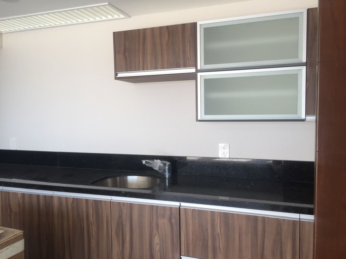 9 de 48: COCINA INTEGRAL EN TONOS NUEZ Y NEGRO
