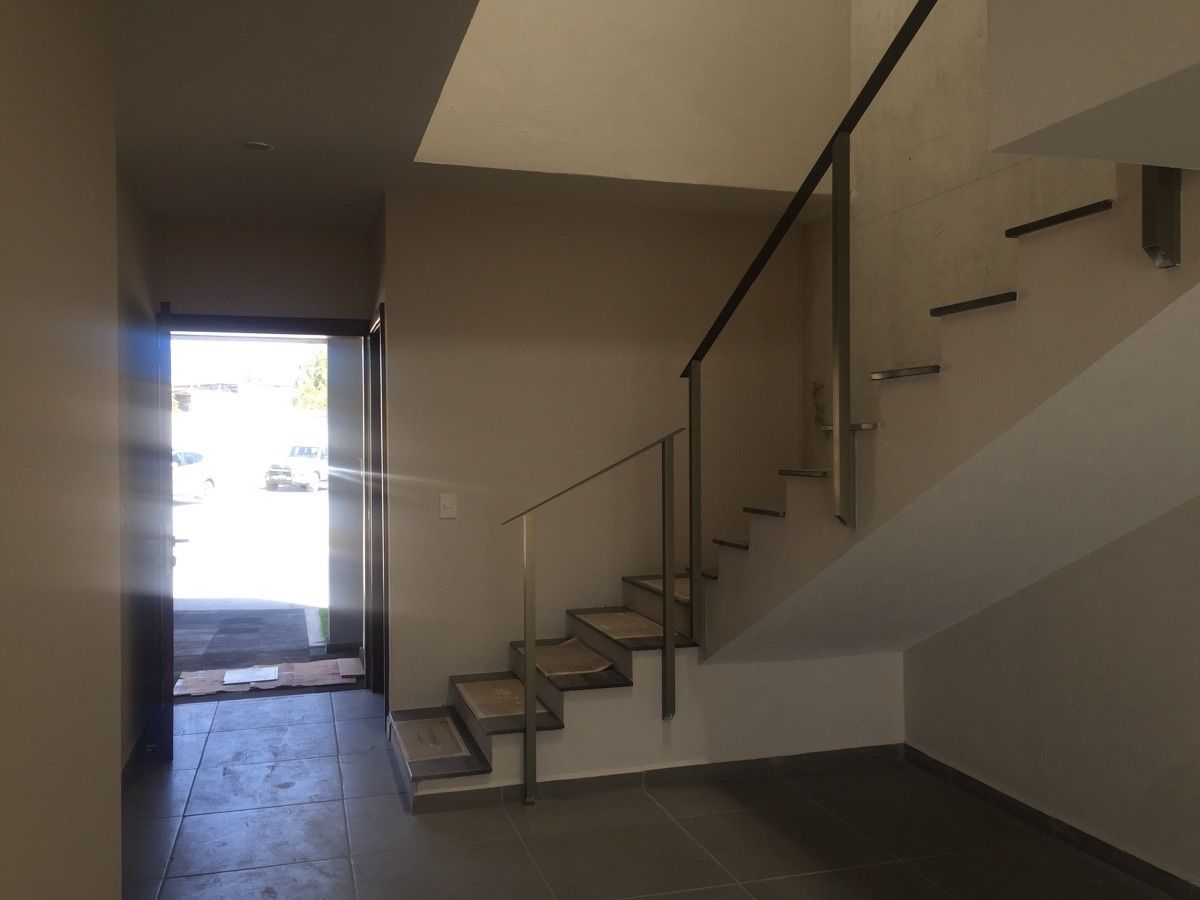 4 de 48: INGRESO Y ESCALERAS 