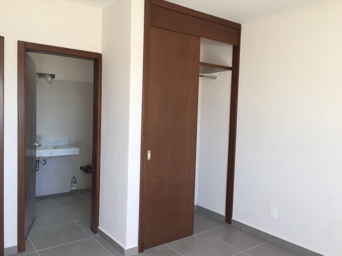 23 de 48: CLOSET DE RECÀMARA TRES Y PUERTA DEL BAÑO