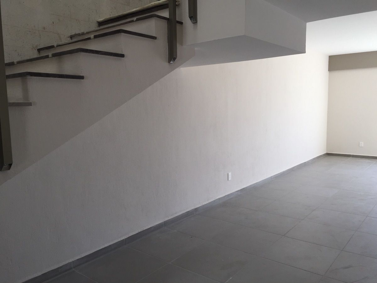 5 de 48: ESCALERAS EN MARMOL Y ESPACIO DE SALA