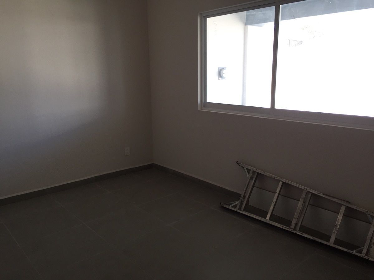 12 de 48: RECAMARA EN PLANTA BAJA CON VESTIDOR Y BAÑO
