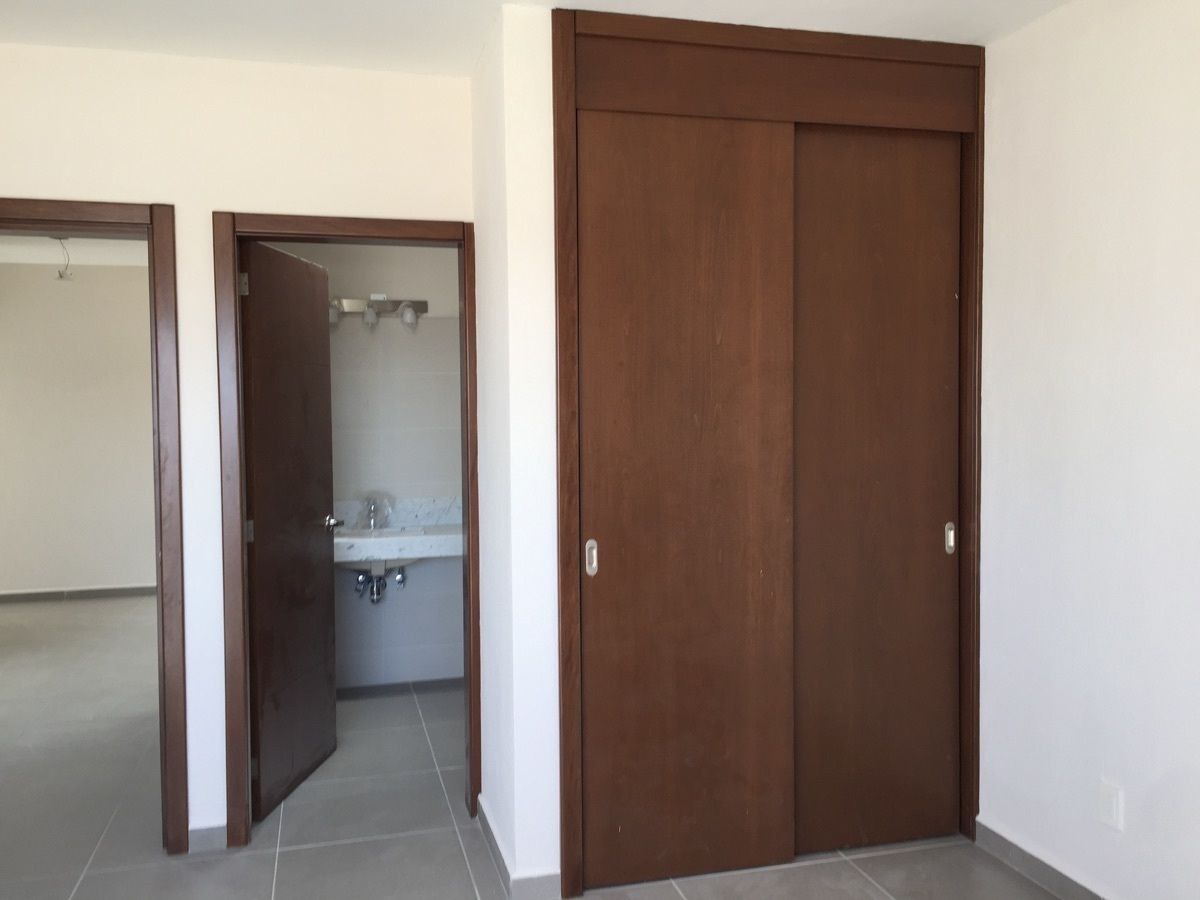 18 de 48: CLOSET Y BAÑO DE RECAMARA DOS