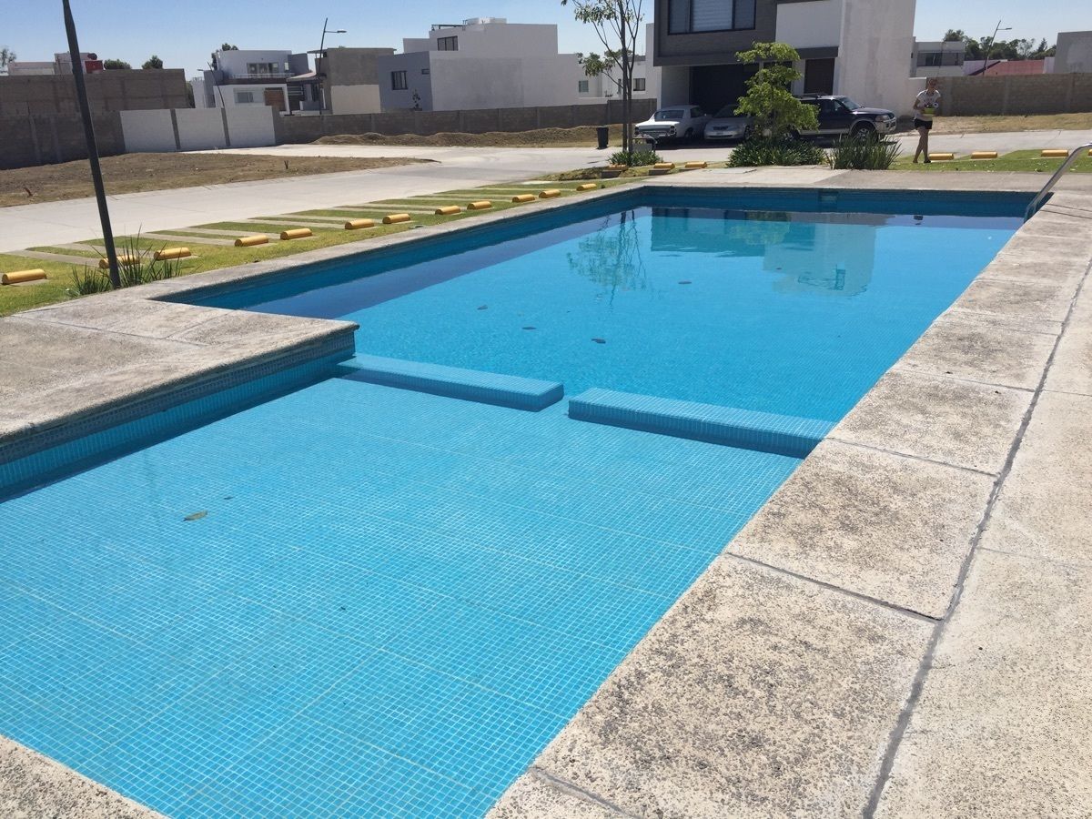 39 de 48: ALBERCA Y TERRAZA EN AREA COMUN