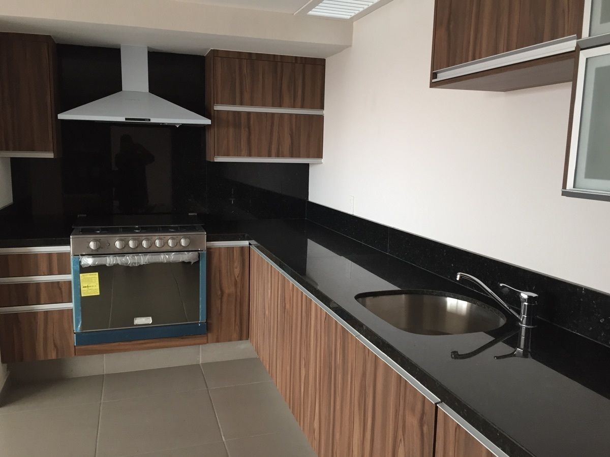 3 de 48: Elegante cocina en tono nuez y granito negro