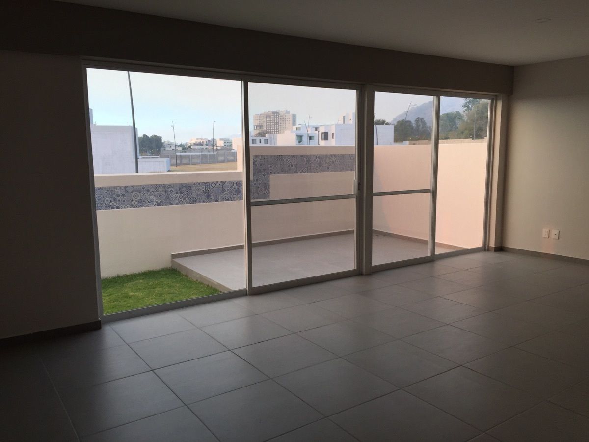 7 de 48: amplia sala y comedor con vista a terraza y jardìn