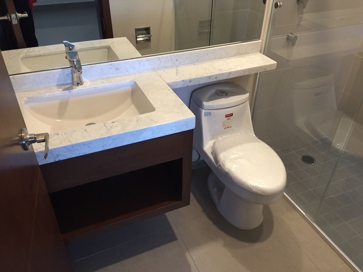 21 de 48: Baño de recàmara tres con cristal templado